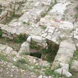 ...la seconda � tripartita da una doppia fila di sette pilastri. Ancora distinguibile � il rivestimento pavimentale costruito con tasselli calcarei quadrati
